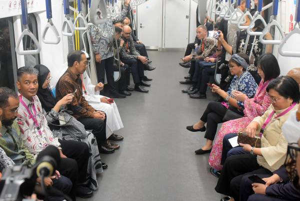 Saat Para Duta Besar Coba MRT pada Perayaan Hari ASEAN
