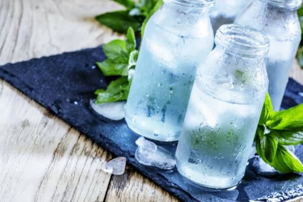 Ini Bahaya Cuci Tangan Pakai Embun di Gelas Minuman Dingin