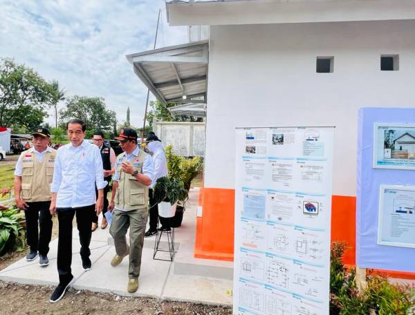 Jokowi Tinjau Rumah Contoh Tahan Gempa di Cianjur