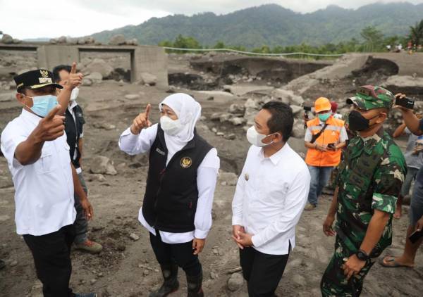 Khofifah Tinjau Jembatan DAM Terputus di Lumajang
