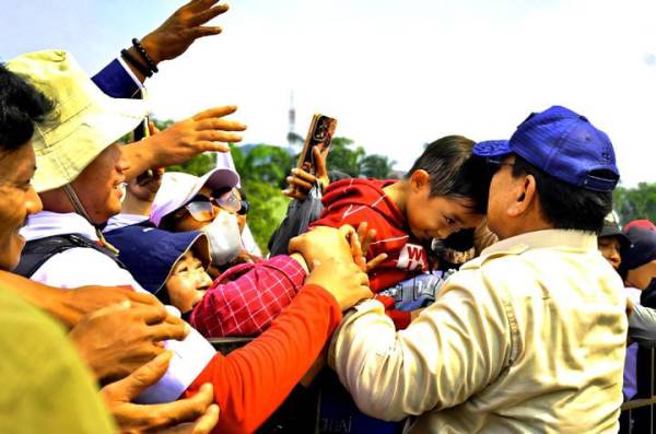 Topi dari Presiden Prabowo Jadi Kenangan Manis di Hari Buruh 2025