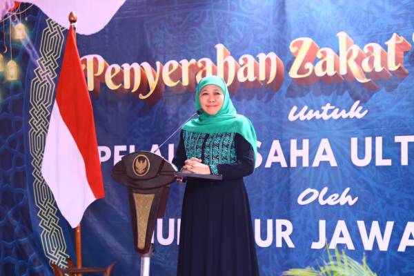 Khofifah membagikan Zakat Produktif untuk 100 pelaku usaha ultra mikro di Kabupaten Pamekasan, Minggu (2/4).