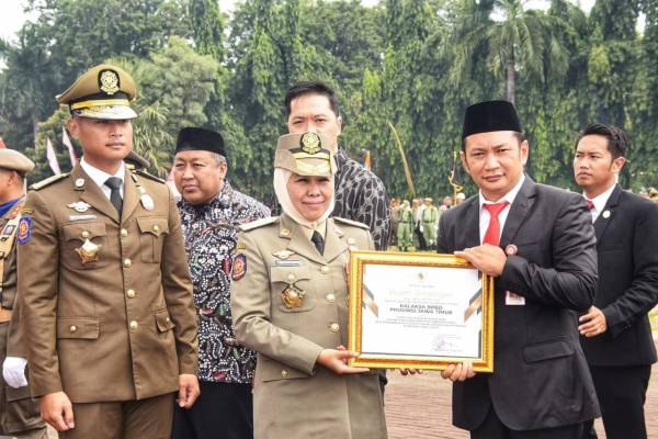 Kalaksa BPBD Jatim Terima Penghargaan Sinergitas dari Gubernur Jatim di HUT ke-73 Satpol PP