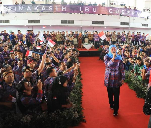 Khofifah Terima Penghargaan Ibu Perangkat Desa Jatim dari PPDI Jatim