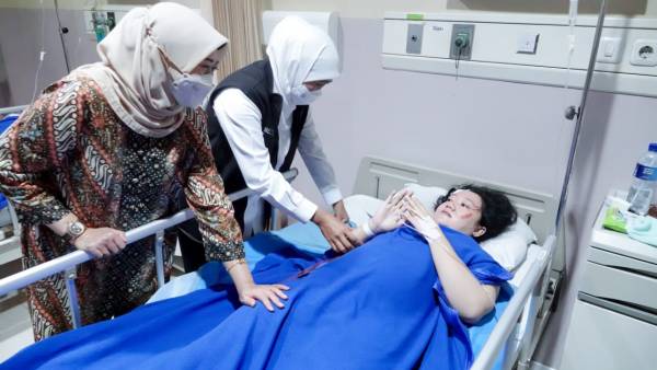 Khofifah Beri Kekuatan Psikologis dan Moril bagi Para Korban Kecelakaan Bus