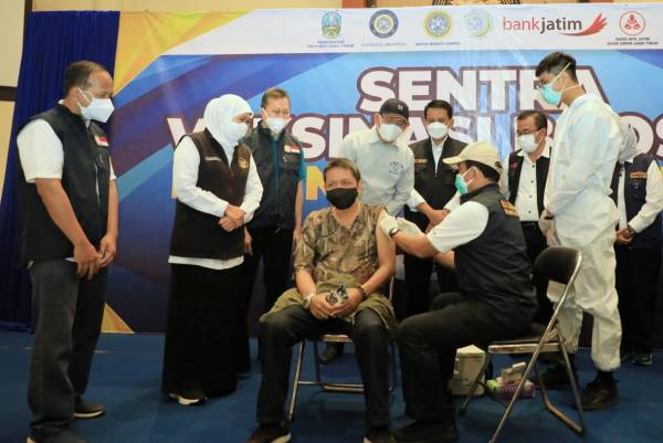 Khofifah Tinjau Vaksinasi Booster di Unair