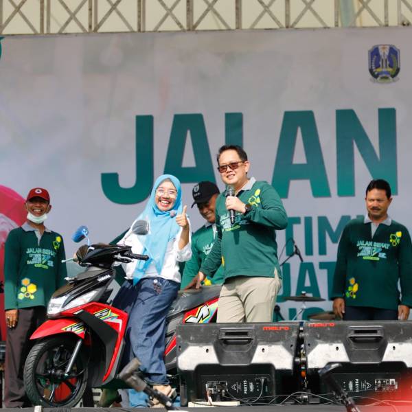 Sekdaprov Jatim Pimpim Jalan Sehat di Kota Madiun