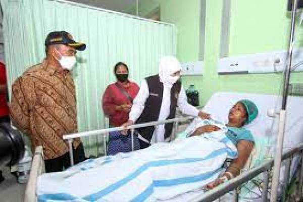 Khofifah Jenguk Korban Kecelakaan Waterpark Kenjeran