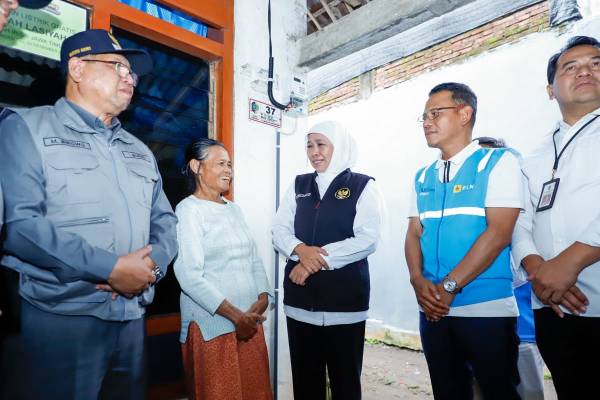 Khofifah Resmikan IRSR dan Serahkan Bantuan Token Listrik