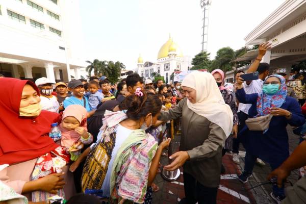 Berbagi Kebahagiaan Jelang Ramadan, Khofifah Bagikan 650 Paket Sembako