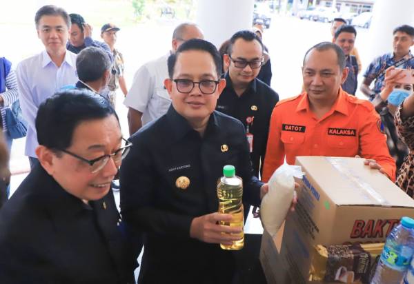 Terima 1.000 Paket Sembako dari Apindo Jatim, Pemprov Jatim Salurkan kepada Masyarakat Kurang Mampu Melalui Safari Ramadan