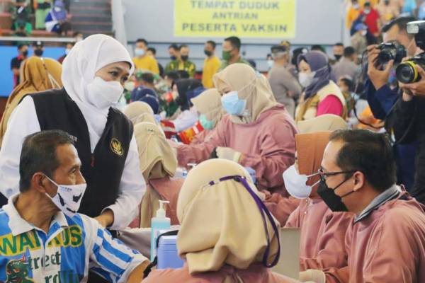 Khofifah Minta Seluruh Kabupaten/Kota Tingkatkan Kewaspadaan dan Kejar Target Vaksinasi Covid-19