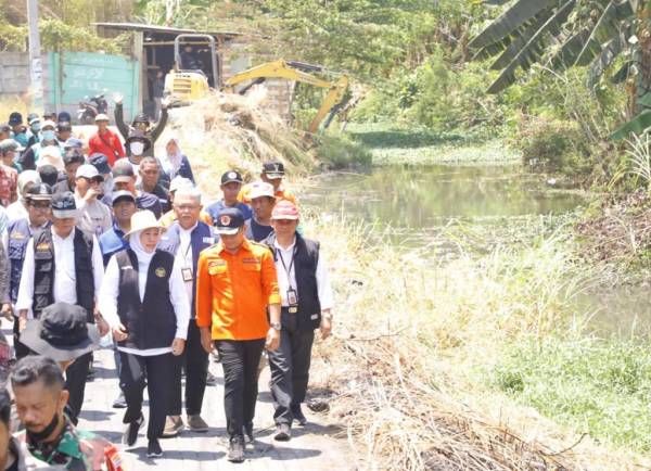 Libatkan Elemen Pentahelix dan Kerahkan 4 Ekskavator serta 14 Dump Truck, BPBD Jatim Resik-Resik Sungai Avour Sidoarjo