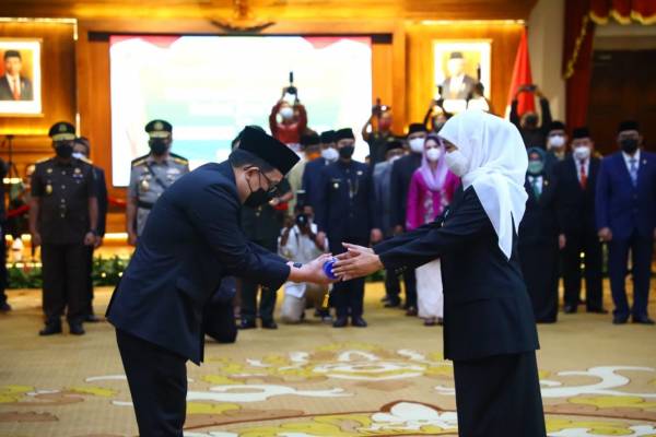 Dilantik Jadi Sekdaprov Jatim, Khofifah Beri Banyak PR untuk Adhy Karyono