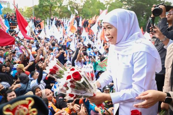 Gubernur Khofifah Menandatangani 17 Tuntutan Buruh pada Peringatan May Day 2025 di Surabaya