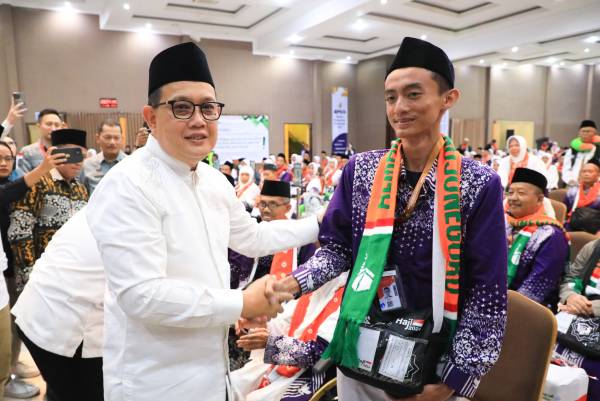 Pj. Gubernur Jatim Lepas 366 Jamaah Haji Kloter Pertama Embarkasi Surabaya