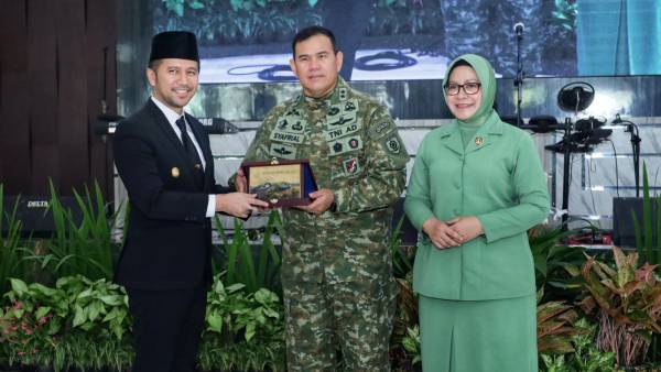 Hadiri Lepas Sambut Pangdiv 2 Kostrad, Wagub Emil: Terima Kasih Atas Pengabdiannya