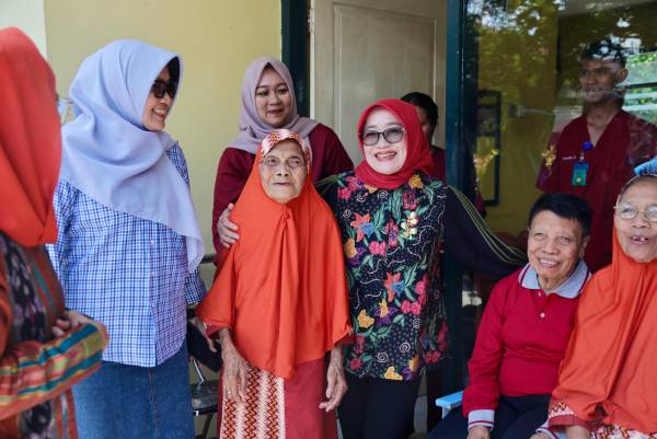 Kala PJ Gubernur Jatim Sapa Penghuni Tresna Werdha  Tulungagung