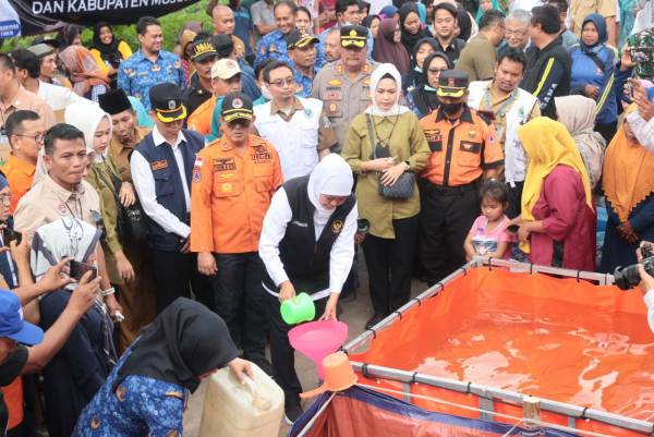 Gerak Cepat Tangani Bencana Kekeringan di Mojokerto, Khofifah Pastikan Distribusi Air Bersih Berjalan Lancar