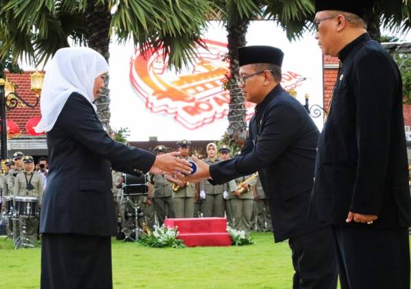 Khofifah Lantik Enam Pejabat BPBD Jatim