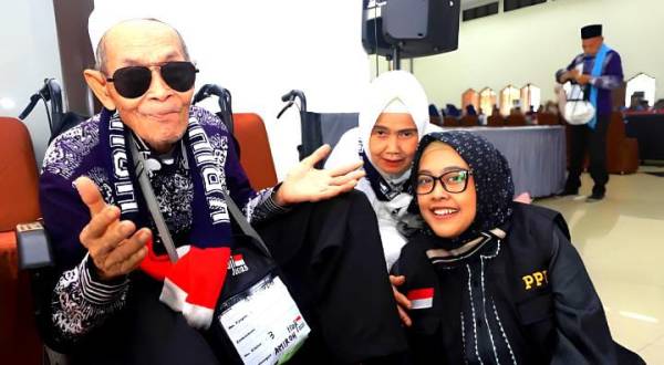 Hangatnya Kasih Sayang Petugas Embarkasi Haji Jakarta Sentuh Hati Jemaah