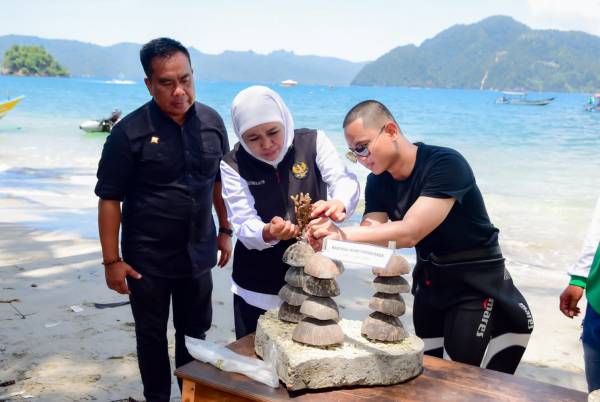 Optimis Masuki Era Blue Economy, Khofifah Tanam Terumbu Karang dan Apartemen Ikan di Trenggalek