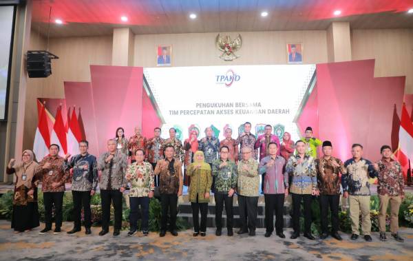 Khofifah Kukuhkan 7 TPAKD di Jatim