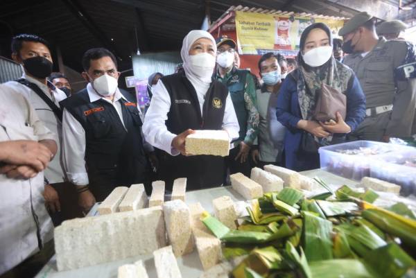 Blusukan ke Pasar, Gubernur Khofifah Pastikan Suplai dan Harga Bahan Pokok Bulan  Ramadhan Stabil