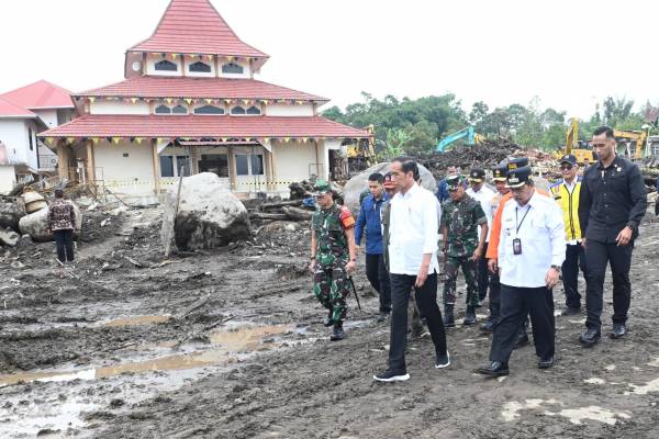 Jokowi  Tinjau Area Terdampak Longsor dan Banjir Bandang di Agam