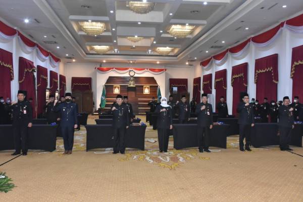 Khofifah Lantik 19 Pejabat Eselon II Pemprov Jatim