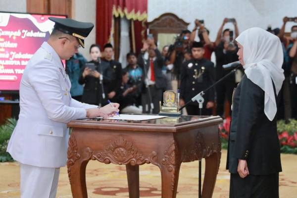 Lantik Aries Agung Paewai sebagai Pj Walikota Batu, Gubernur Khofifah Minta Proyek Pembangunan Pada Perpres No. 80 Th 2019 Harus Dikawal