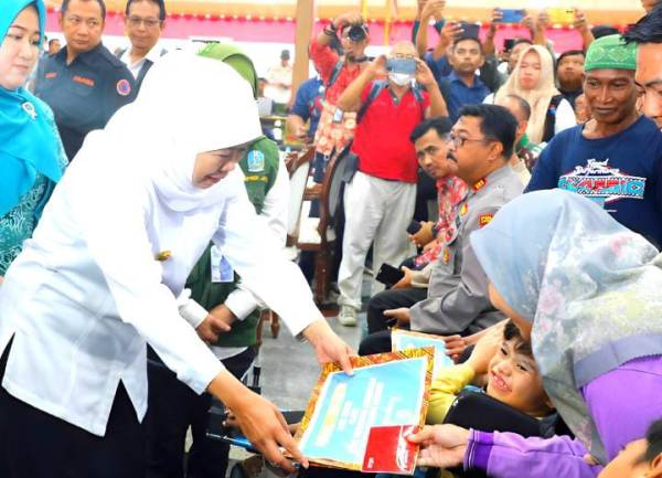 Gubernur Khofifah Salurkan Bantuan Rp7,62 Miliar untuk Warga Bangkalan