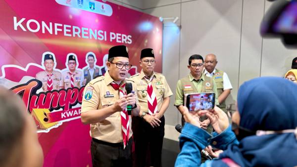 Adhy Karyono Terima Pin Emas dari BNPB