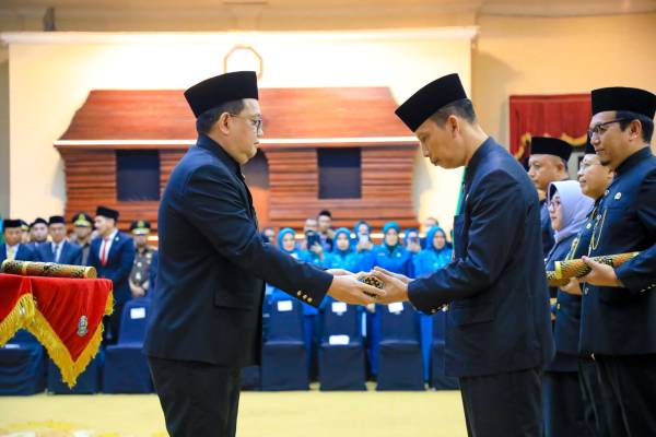 Pj. Gubernur Jatim Kukuhkan 13 Pjs. Bupati/Walikota dan Serahkan SK Perpanjangan untuk 8 Pj. Bupati di Jatim