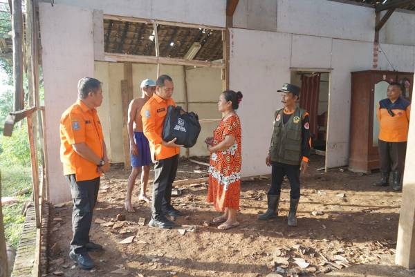Respon Cepat Terdampak Angin Kencang Madiun, Kalaksa BPBD Jatim Tinjau Lokasi dan Serahkan Bantuan Sembako