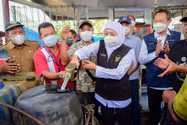Khofifah Cek Ketersediaan Solar Bagi Nelayan di Pelabuhan Perikanan Nasional  (PPN) Brondong - Lamongan