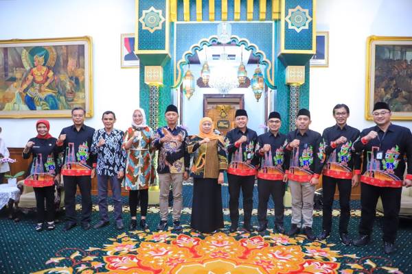 Kembalikan Sisa Anggaran Rp162,9 M, Khofifah Puji Kinerja KPU dan Bawaslu Jatim