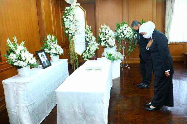 Khofifah Sampaikan Duka Cita Mendalam ke Konjen Jepang atas Wafatnya Mantan Perdana Menteri Jepang Shinzo Abe