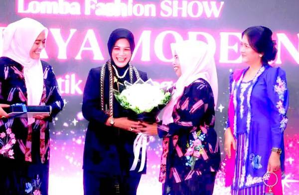 Fashion Show Bojonegoro Angkat Motif Obor Sewu dan Semangat Kartini