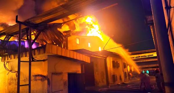 Gudang Sandal di Tanjungsari Surabaya Terbakar, Diduga Korsleting Listrik