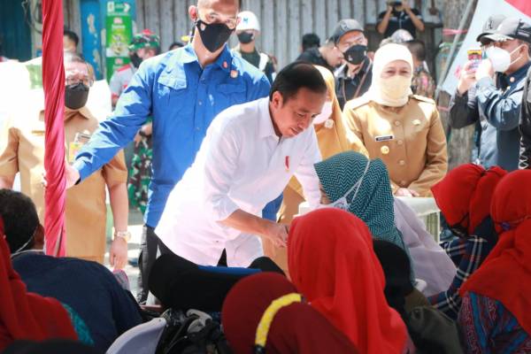 Jokowi Serahkan Bansos PKH di Pasar Larangan Sidoarjo