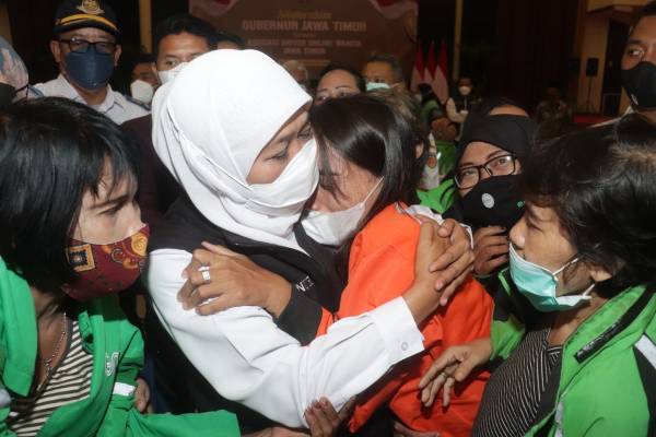 Gubernur Khofifah Beri Penguatan Bantalan Ekonomi untuk Driver Ojek  Online Wanita Surabaya
