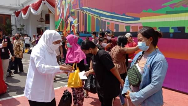 Syukuran HUT Jatim, Khofifah Bagikan Sembako Kepada PKL