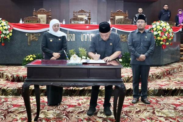 Khofifah Sampaikan LKPJ di Depan DPRD, Begini Laporannya