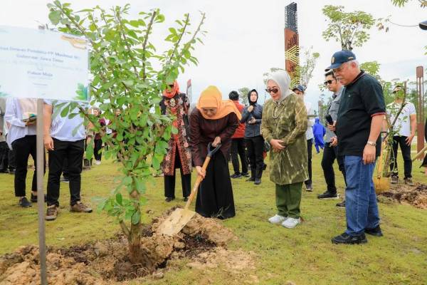Khofifah Tanam Pohon Maja di IKN, Simbol Peran Strategis Jatim sebagai Gerbang Nusantara
