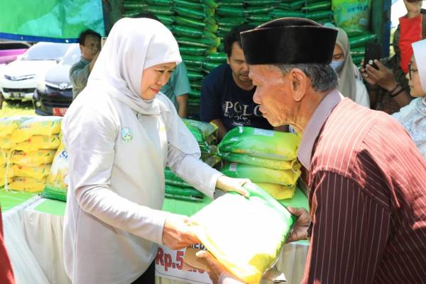 Pemprov Jatim Salurkan Bansos dan Zakat Produktif untuk Masyarakat Sumenep