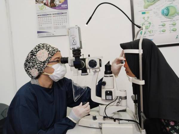 Senangnya Suprapti, Warga Rungkut  Dapat Operasi Vitrektomi  dari Pemprov Jatim