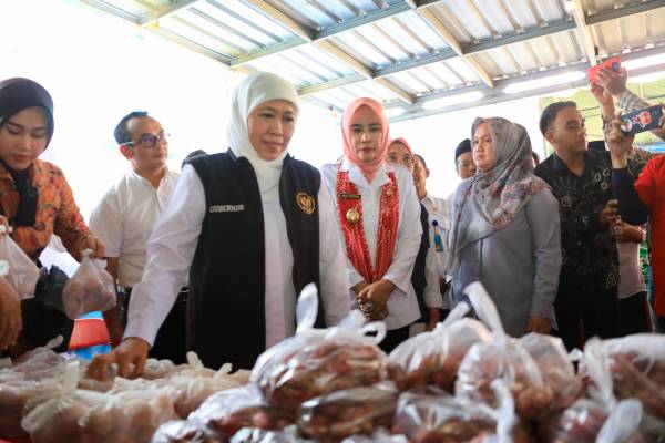 Sambangi Pasar Pangan Murah di Sidoarjo, Khofifah Cek Ketersediaan Stok Sembako Jelang Lebaran