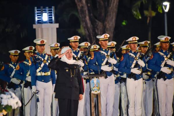 Khofifah Pimpin Apel Kehormatan dan Renungan Suci