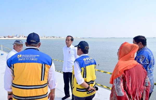 Jokowi Tinjau Proyek Pengendalian Banjir Rob di Tambak Lorok Semarang